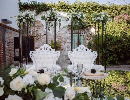Configuración de boda al aire libre con sillas elegantes, decoración floral y acentos rústicos, perfecta para eventos románticos.