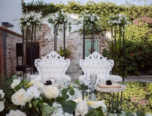 Configuración de boda al aire libre con sillas elegantes, decoración floral y acentos rústicos, perfecta para eventos románticos.