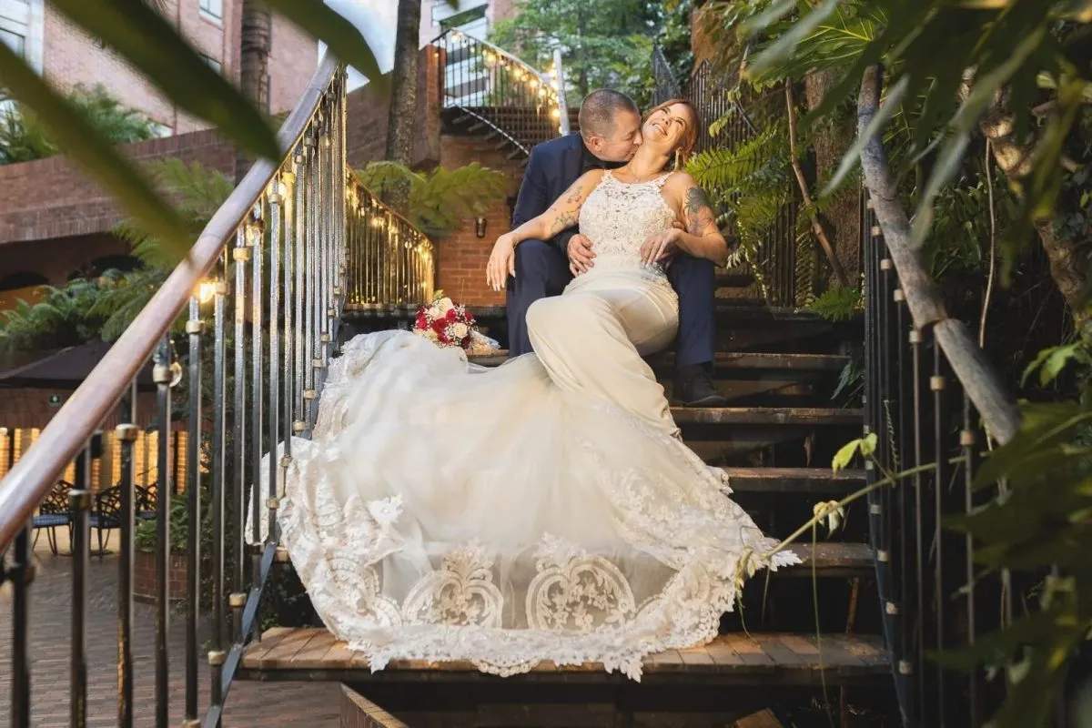 Pareja de novios sentada en la escalera del patio de Kampanas