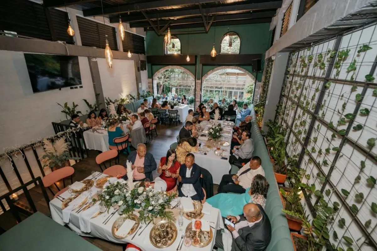 Salón de Kampanas con mesas largas durante la cena de una boda