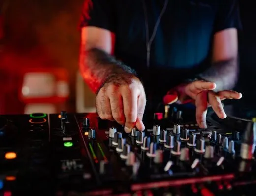Imagen de referencia: DJ para bodas
