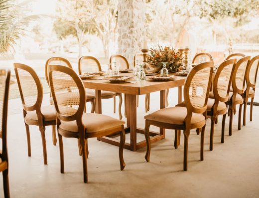 Imagen de referencia: sillas y mesas para bodas