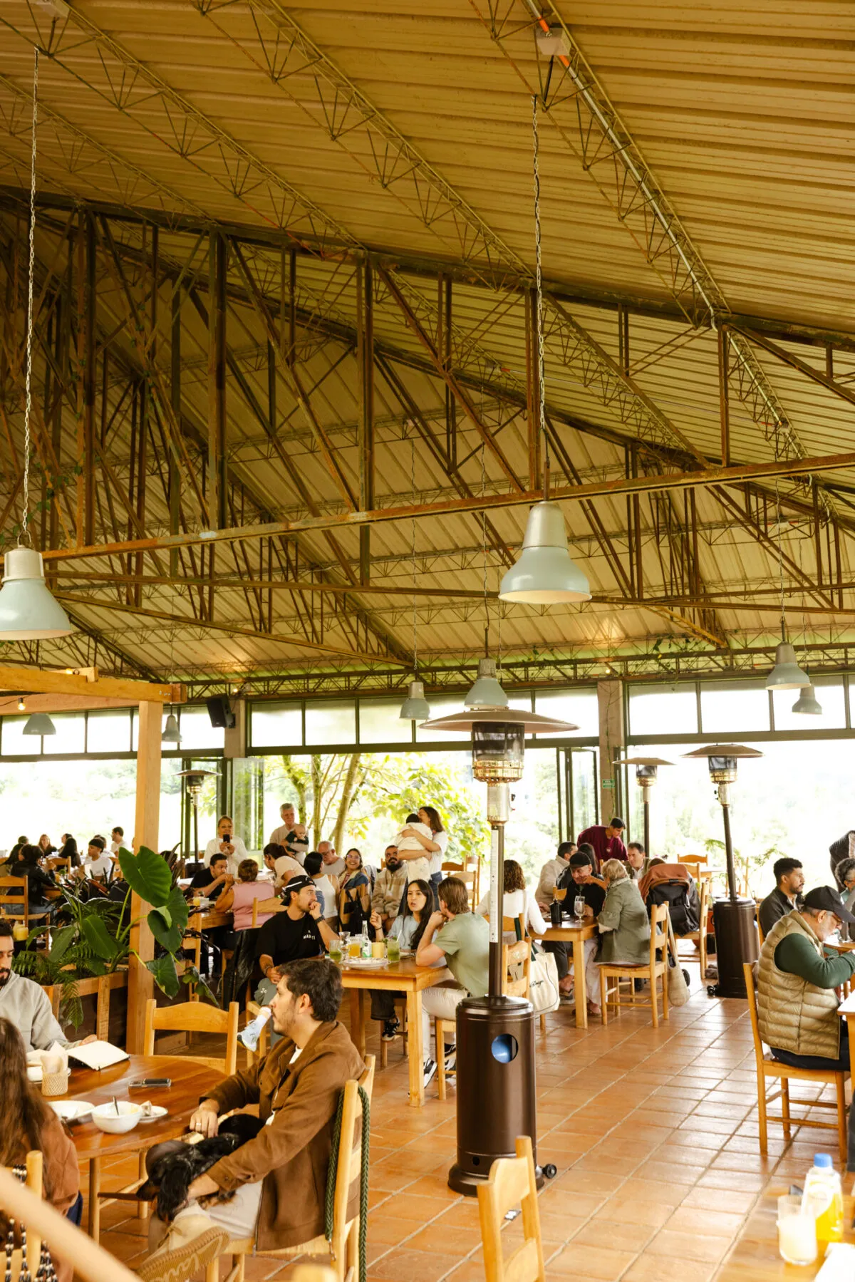 Restaurante de Volver bajo su gran cubierta con calefactores y comensales